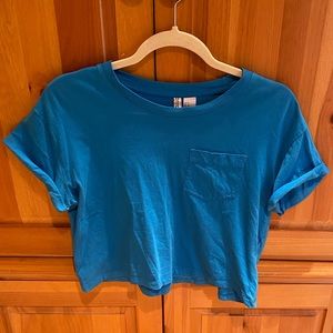 Blue cropped pocket tee